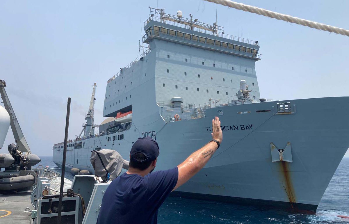 .@HMSBangor waves goodbye to @RFACardiganBay after rafting replenishment at sea in the Persian Gulf. 

#OpKipion