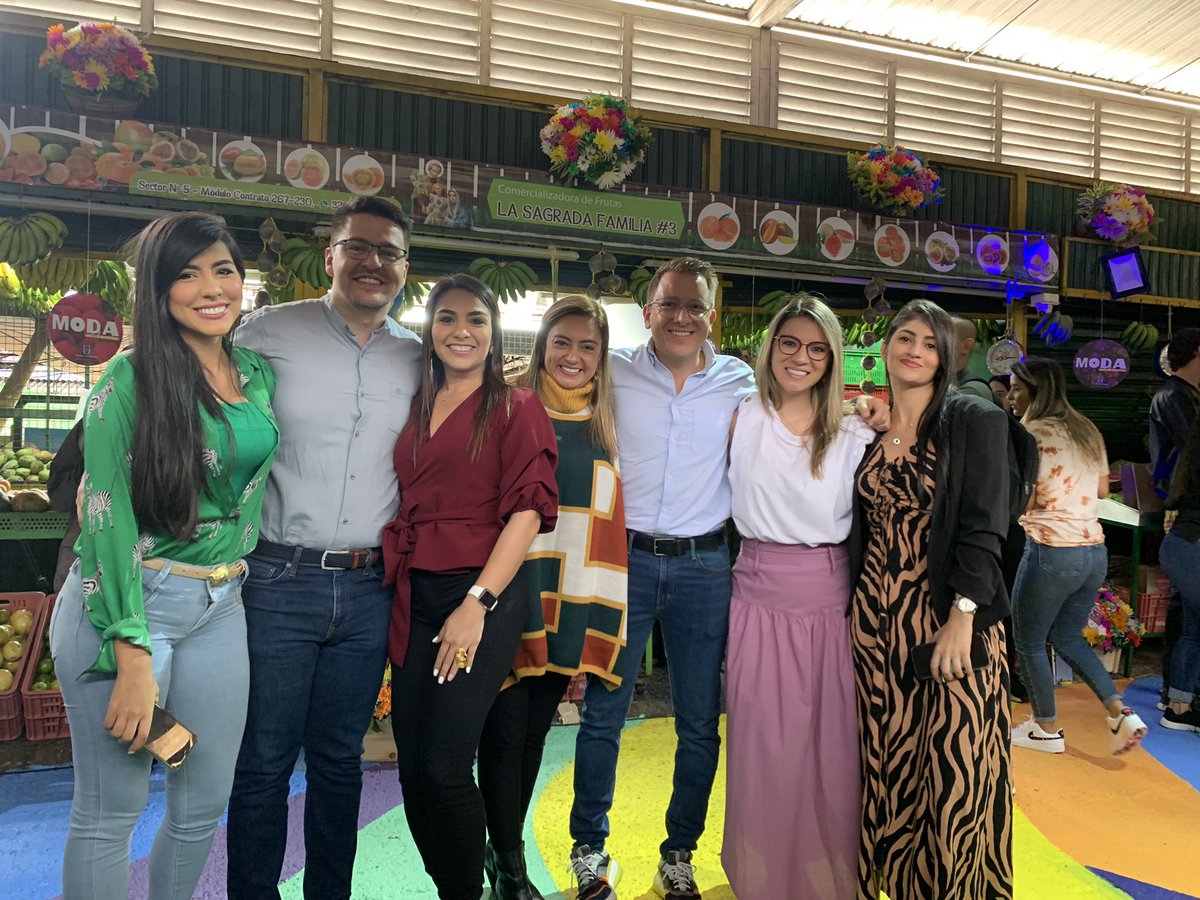 checholopezm's tweet image. #Modaalbarrio2022 aplausos de pie para nuestra Gestora @diamaov 👏👏hoy vimos la Medellín diversa, el talento local, el color, el barrio y las raíces, conjugados en la #PlazaMinorista ¡el escenario perfecto!👌