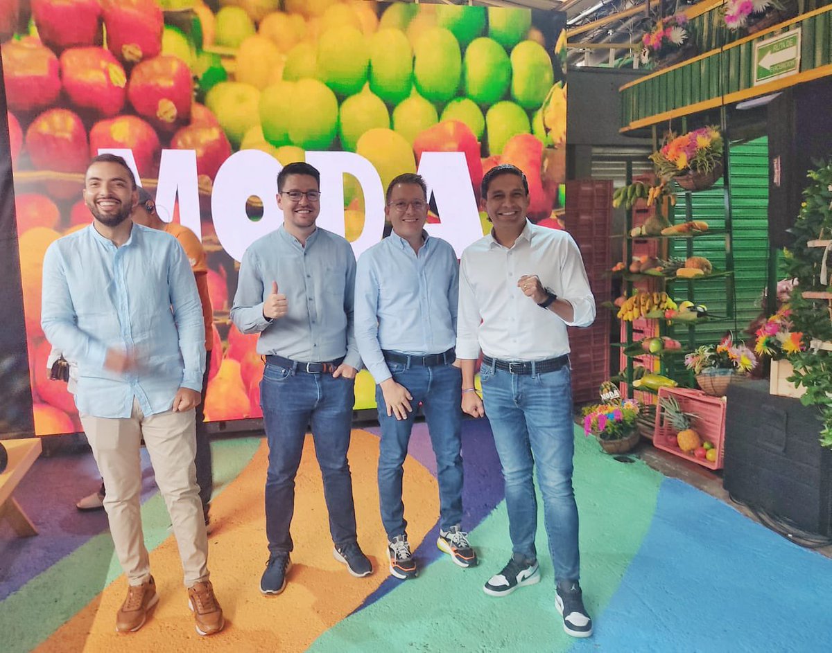 checholopezm's tweet image. #Modaalbarrio2022 aplausos de pie para nuestra Gestora @diamaov 👏👏hoy vimos la Medellín diversa, el talento local, el color, el barrio y las raíces, conjugados en la #PlazaMinorista ¡el escenario perfecto!👌