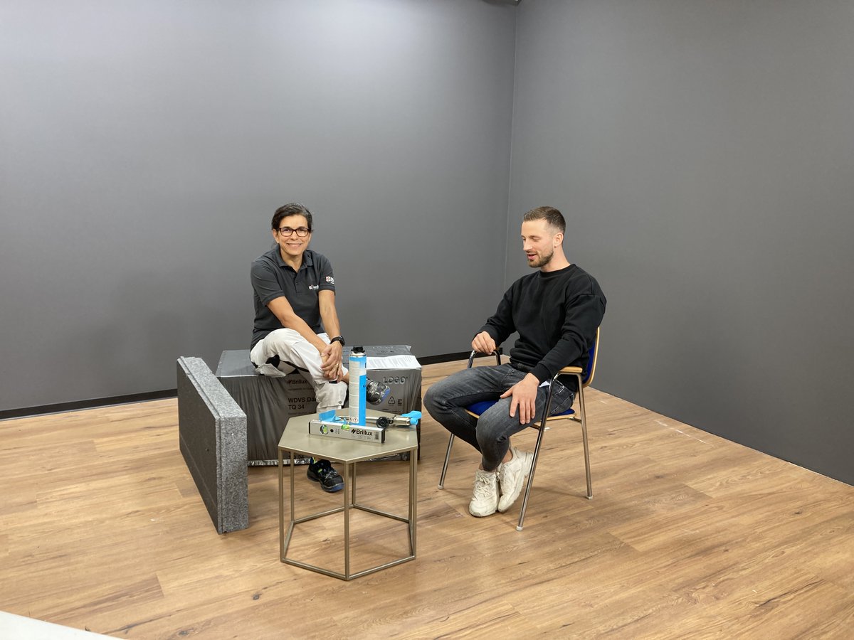 Sei am 09. August um 12 Uhr Live dabei! Unsere technische Referentin Michelle &amp; unser Kunde Daniel erklären dir die Vorteile und die einfache Anbringung unseres Wärmedämmsystems Qju 🔥. Jetzt Facebook-Kanal abonnieren &amp; Event vormerken ➡️ fb.me/e/3pA7JloX6.