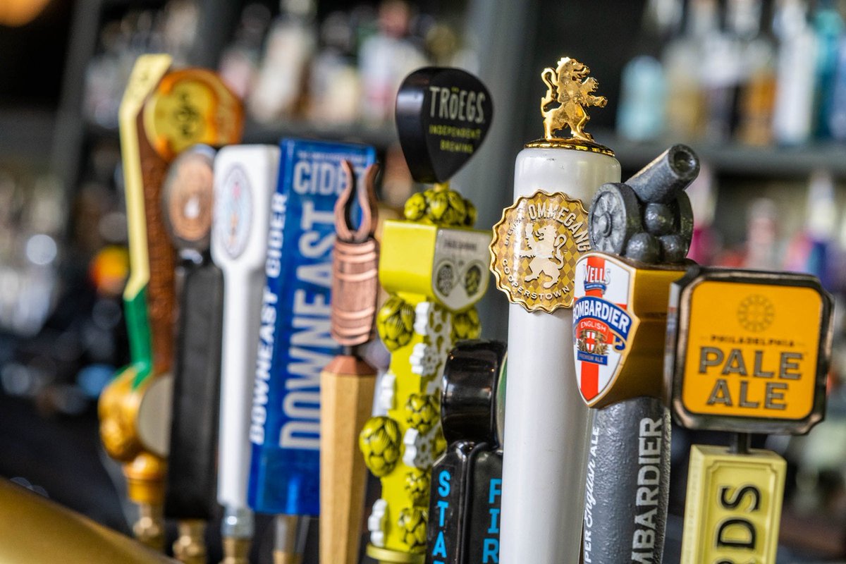 TheMulberryPhl's tweet photo. Decisions, decisions...come by #TheMulberryPHL between 4:30pm - 7pm for our #CCDSips $6 cocktails, $5 wine, $4 beer, and half-priced appetizers! Learn more at https://t.co/hglYGrrV2k 
.
.
#centercity #CenterCitySips #SipsPhilly https://t.co/jkPiBC1y7P