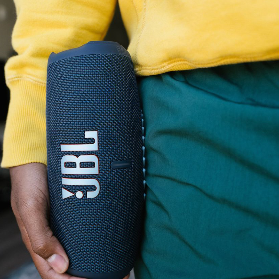 StyleStoreAr's tweet image. Llevá tu música donde vayas con el #JBL #Charge5 🎵 Con este increíble #parlantebluetooth podés disfrutar hasta 20 horas de reproducción y una práctica batería integrada para cargar tus dispositivos en cualquier lugar.
Conseguilo en 12 cuotas sin interés. bit.ly/3OGkMAV