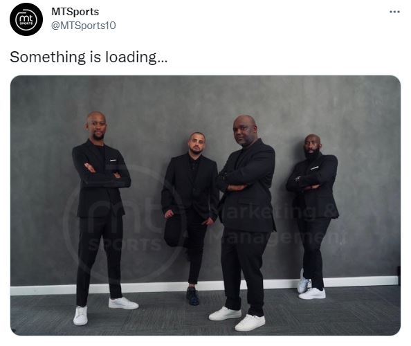 شركة إدارة أعمال موسيماني تنشر صورة له رفقة مساعديه .. وتعلق :

هناك شيئا يتم تجهيزه