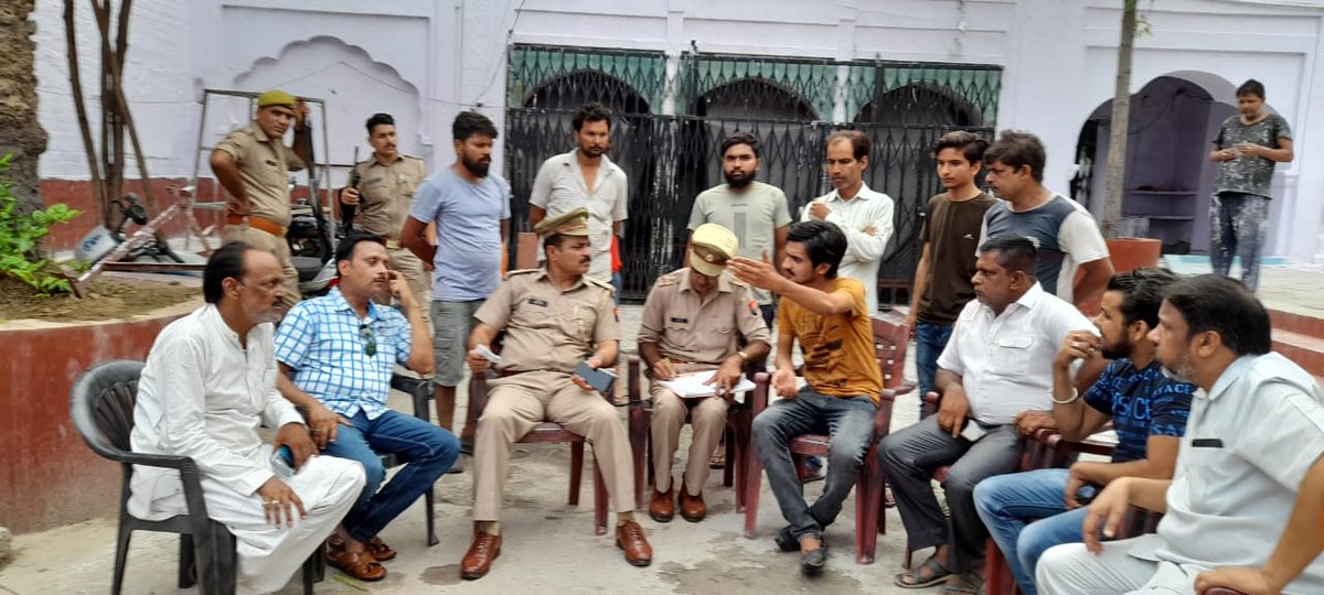 Shadab_Abdi's tweet photo. आज मोहर्रम के कार्यक्रमो का व जुलूसों के मार्गो का निरिक्षण कराया और थाना प्रभारी कोतवाली नगर को इमाम बारगाह और कर्बला का निरिक्षण भी कराया गया फिर छोटे इमाम बारगाह में मोहर्रम के सारे प्रोग्राम को लिखवाया गया. https://t.co/U3Samz0Rko
