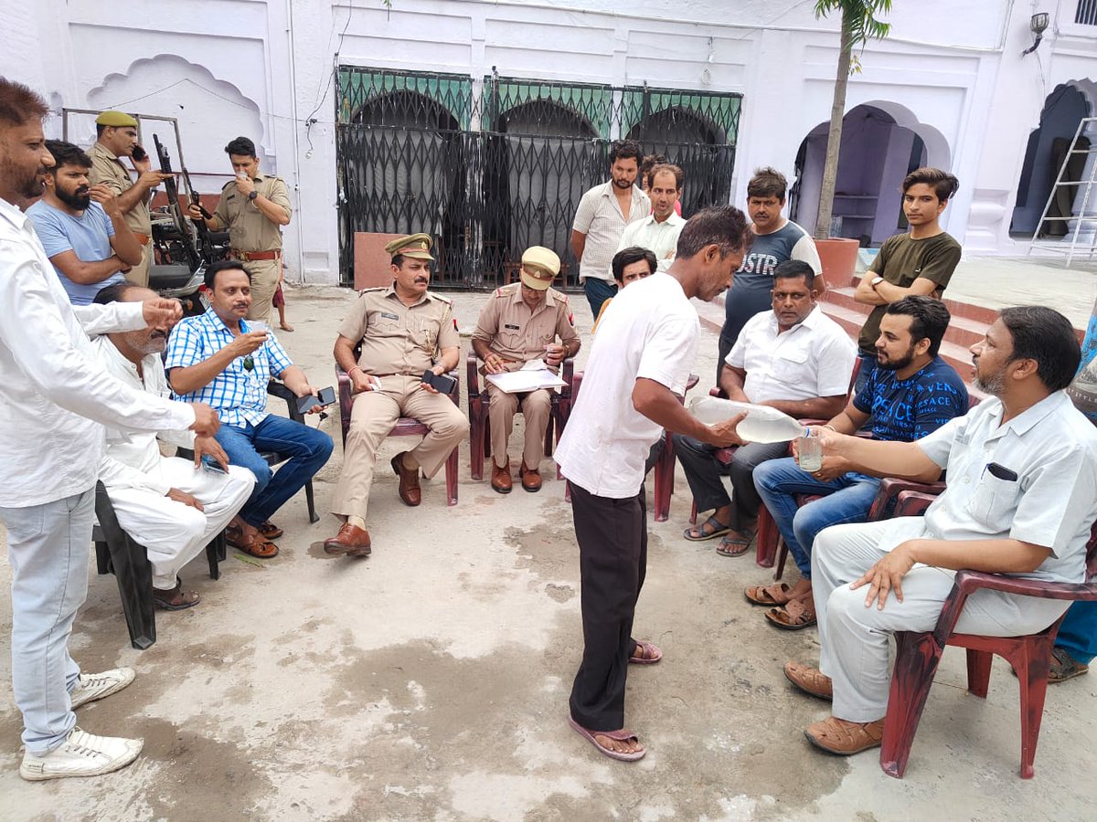 Shadab_Abdi's tweet photo. आज मोहर्रम के कार्यक्रमो का व जुलूसों के मार्गो का निरिक्षण कराया और थाना प्रभारी कोतवाली नगर को इमाम बारगाह और कर्बला का निरिक्षण भी कराया गया फिर छोटे इमाम बारगाह में मोहर्रम के सारे प्रोग्राम को लिखवाया गया. https://t.co/U3Samz0Rko