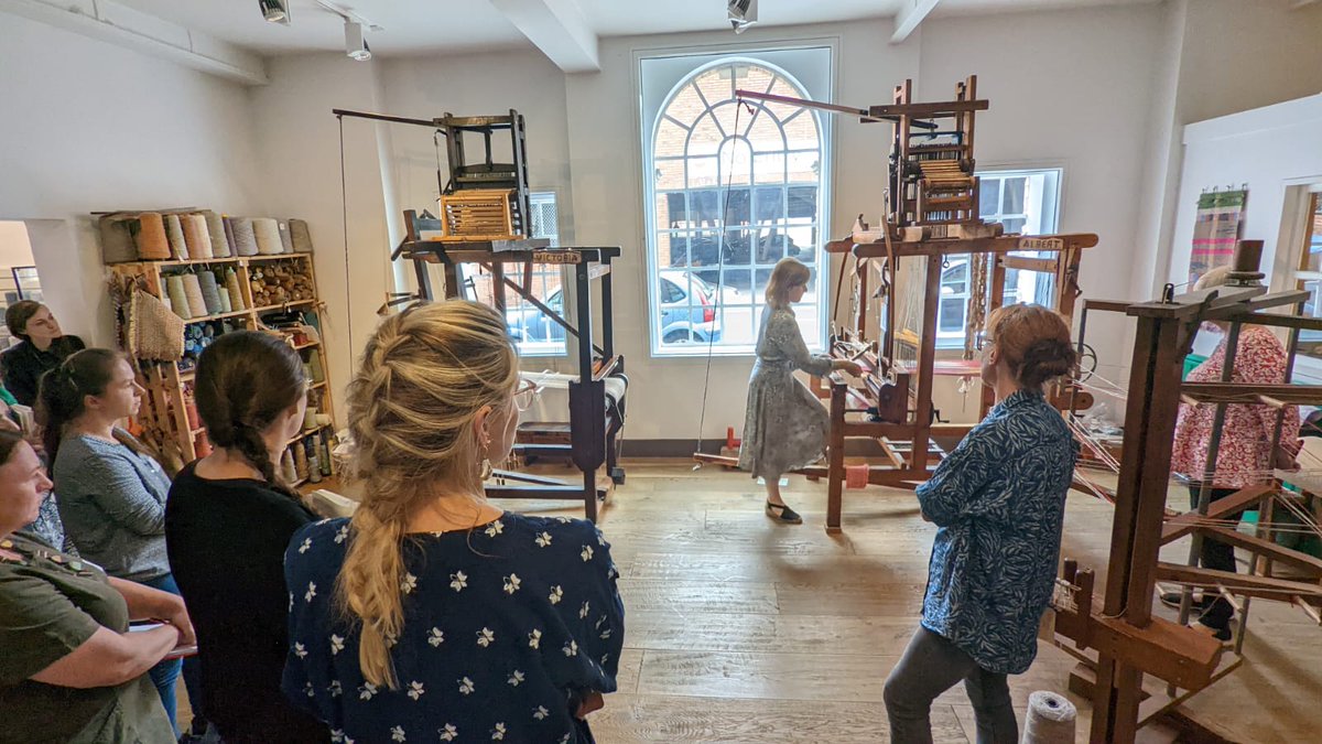 Icon_Textiles's tweet image. #ICONTextilesCarpetCourse attendees watching a demonstration on a hand loom used to weave Kidderminster Carpet @MuseumofCarpet #textileconservation