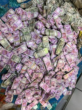 #WestBengal | Huge amount of cash recovered from the residence of #ArpitaMukherjee, a close aide of West Bengal Minister #ParthaChatterjee, at Belgharia Town Club. Rs 15 Crores counted so far, further recovery of money is expected.