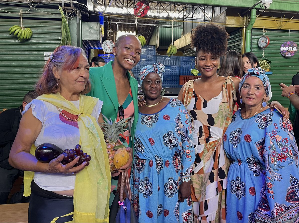 yaisa_navia's tweet image. Nuestras mujeres afrodescendientes e indígenas se ven, se viven, se visibilizan y se empoderan a través de la moda. #ModaalBarrio2022 muestra el poder de nuestras comunidades étnicas. 💪🏾 @diamaov @AlvaroArtD