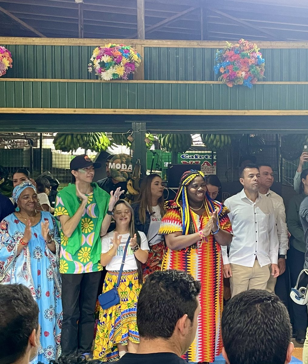 yaisa_navia's tweet image. Nuestras mujeres afrodescendientes e indígenas se ven, se viven, se visibilizan y se empoderan a través de la moda. #ModaalBarrio2022 muestra el poder de nuestras comunidades étnicas. 💪🏾 @diamaov @AlvaroArtD