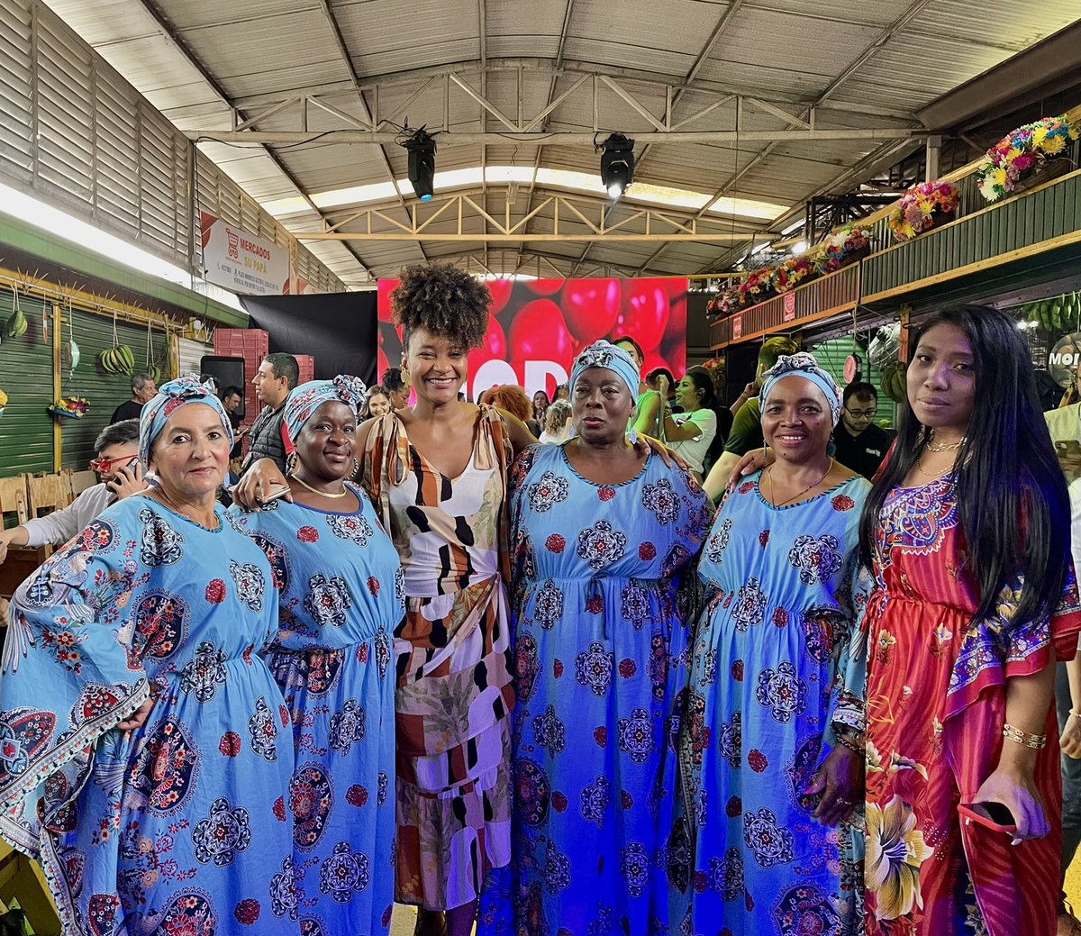 yaisa_navia's tweet image. Nuestras mujeres afrodescendientes e indígenas se ven, se viven, se visibilizan y se empoderan a través de la moda. #ModaalBarrio2022 muestra el poder de nuestras comunidades étnicas. 💪🏾 @diamaov @AlvaroArtD