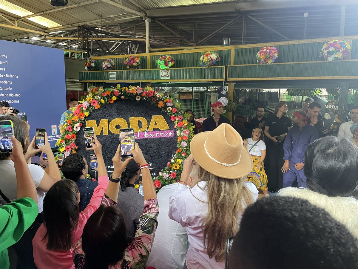 yaisa_navia's tweet image. Nuestras mujeres afrodescendientes e indígenas se ven, se viven, se visibilizan y se empoderan a través de la moda. #ModaalBarrio2022 muestra el poder de nuestras comunidades étnicas. 💪🏾 @diamaov @AlvaroArtD