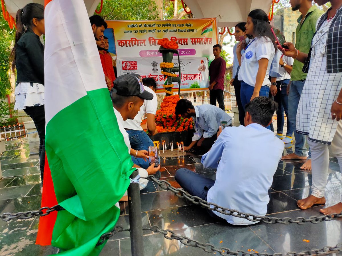 नेहरू युवा केन्द्र के तत्वधान में स्वयंसेवकों ने  कारगिल विजय दिवस  के अवसर पर शहीदों को प्रेम और आदर के साथ श्रद्धांजलि दी उनकी याद में दो मिनट का मौन भी रखा गया।
#KargilVijayDiwas
@Nyksindia
@StateNyksDelhi 
@YASMinistry 
@NyksSo 
@PMOIndia