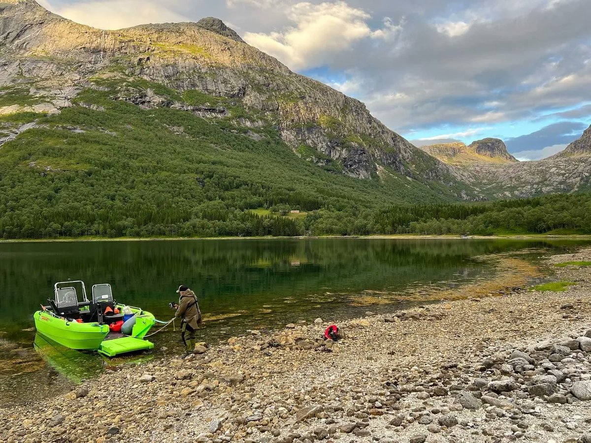 DeadlineMediaNO's tweet photo. Kevin er tilbake fra ferie, og har starta freskt med naturfoto i Sjunkfjorden! Stødig båtskyss stod selveste @visitnevelsfjord for 🚤

#visitnevelsfjord #foto #nordnorge #BTS https://t.co/00fRdHd1oS