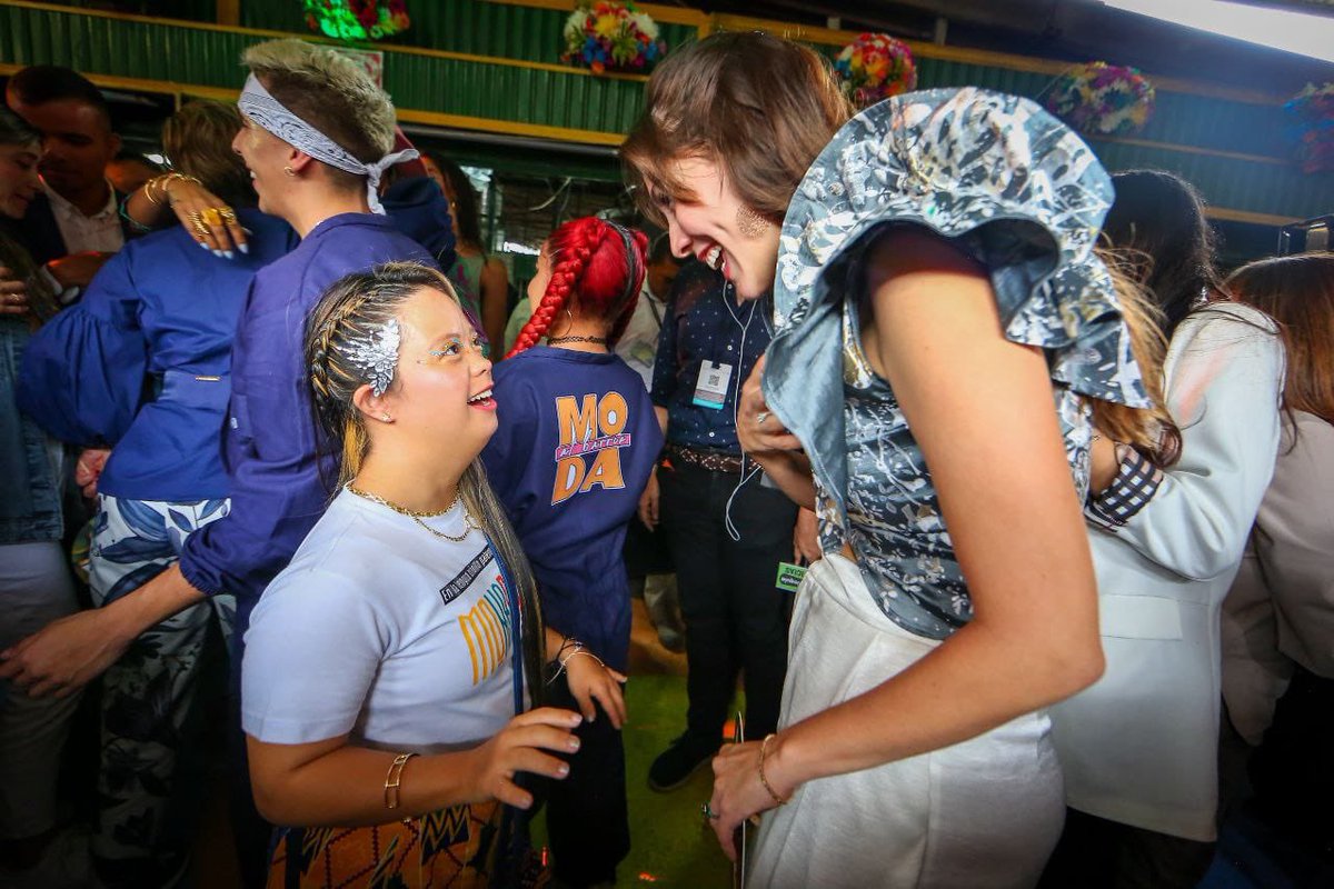 AlcaldiadeMed's tweet image. La moda llega a los rincones de nuestra hermosa ciudad ✨. Con colores, risas, bailes, cultura y talento 💖, #ModaAlBarrio2022 inspiró y transformó a nuestra Plaza Minorista en una alegre pasarela donde los sueños y las manos se unen para construir la #MedellínFuturo 🌟.
