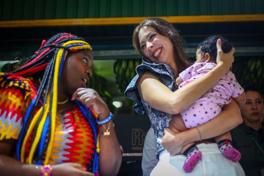 AlcaldiadeMed's tweet image. La moda llega a los rincones de nuestra hermosa ciudad ✨. Con colores, risas, bailes, cultura y talento 💖, #ModaAlBarrio2022 inspiró y transformó a nuestra Plaza Minorista en una alegre pasarela donde los sueños y las manos se unen para construir la #MedellínFuturo 🌟.