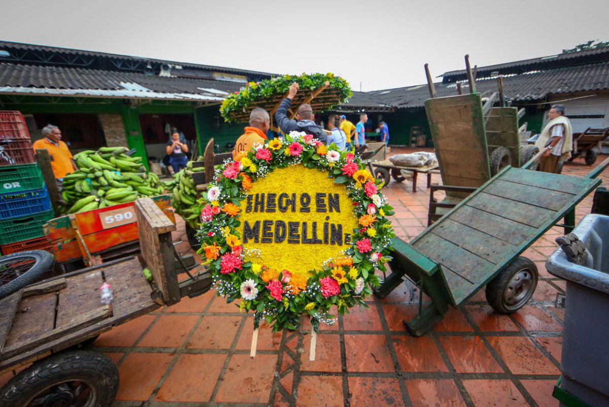 AlcaldiadeMed's tweet image. La moda llega a los rincones de nuestra hermosa ciudad ✨. Con colores, risas, bailes, cultura y talento 💖, #ModaAlBarrio2022 inspiró y transformó a nuestra Plaza Minorista en una alegre pasarela donde los sueños y las manos se unen para construir la #MedellínFuturo 🌟.