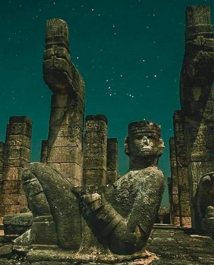 Templo de los Guerreros bajo la constelación de Orión, en el complejo arqueológico de Chichén-Itzá, México 🇲🇽