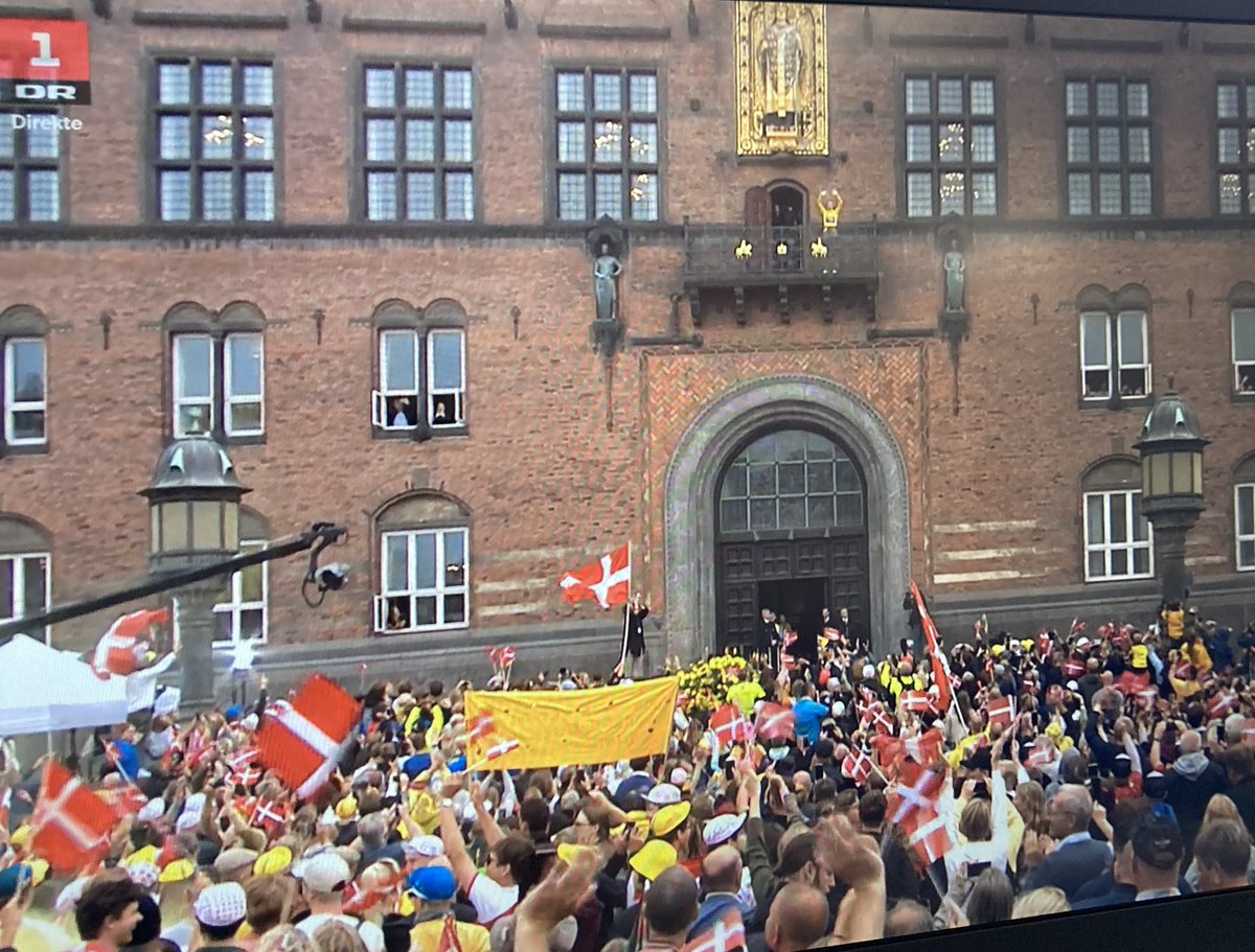 Den her balkon har altså håndteret Schmeichel, Laudrup og Faxe og hele herrelandsholdet. Og hærdebrede håndboldspillere som Toft-brødrene, der spiser kartofler og sovs til aftensmad. For én gang skylds er der ikke nedstyrtningsfare med 60 kilo Tour-vinder fra Thy👏🏻🇩🇰🥇