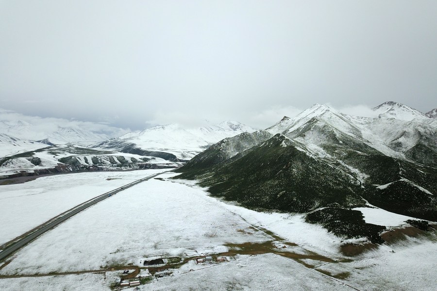 Chineinfocom's tweet photo. #Panorama : #photos aériennes du #Mont #Anyemaqen enneigé en #été, dans la préfecture autonome tibétaine de #Golog, de la province du #Qinghai (nord-ouest de la #Chine). 
#tourisme #voyage #nature #neige #paysages https://t.co/Sz8iqFDC3n