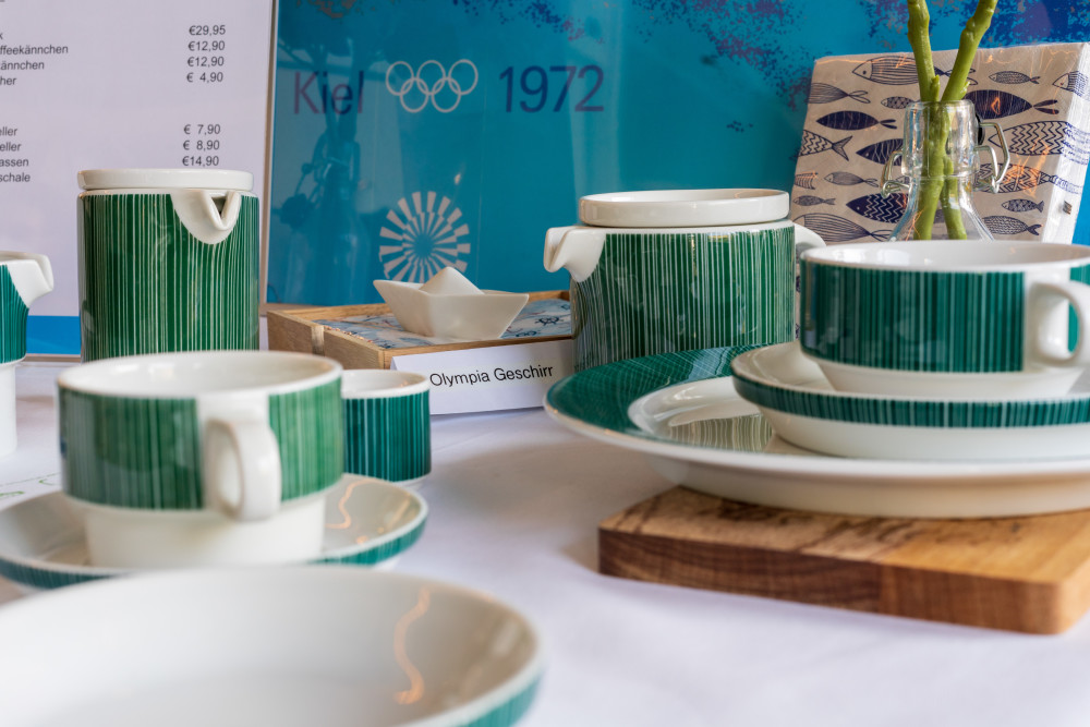 Nostalgie auf dem Frühstückstisch oder in der #Ferienwohnung: Das original #Olympia Geschirr von 1972 gibt es im #WelcomeCenter Kiel zu kaufen. https://t.co/09P3DUX6bC 
 https://t.co/8sagE5DdxV https://t.co/WnAA0cksgF