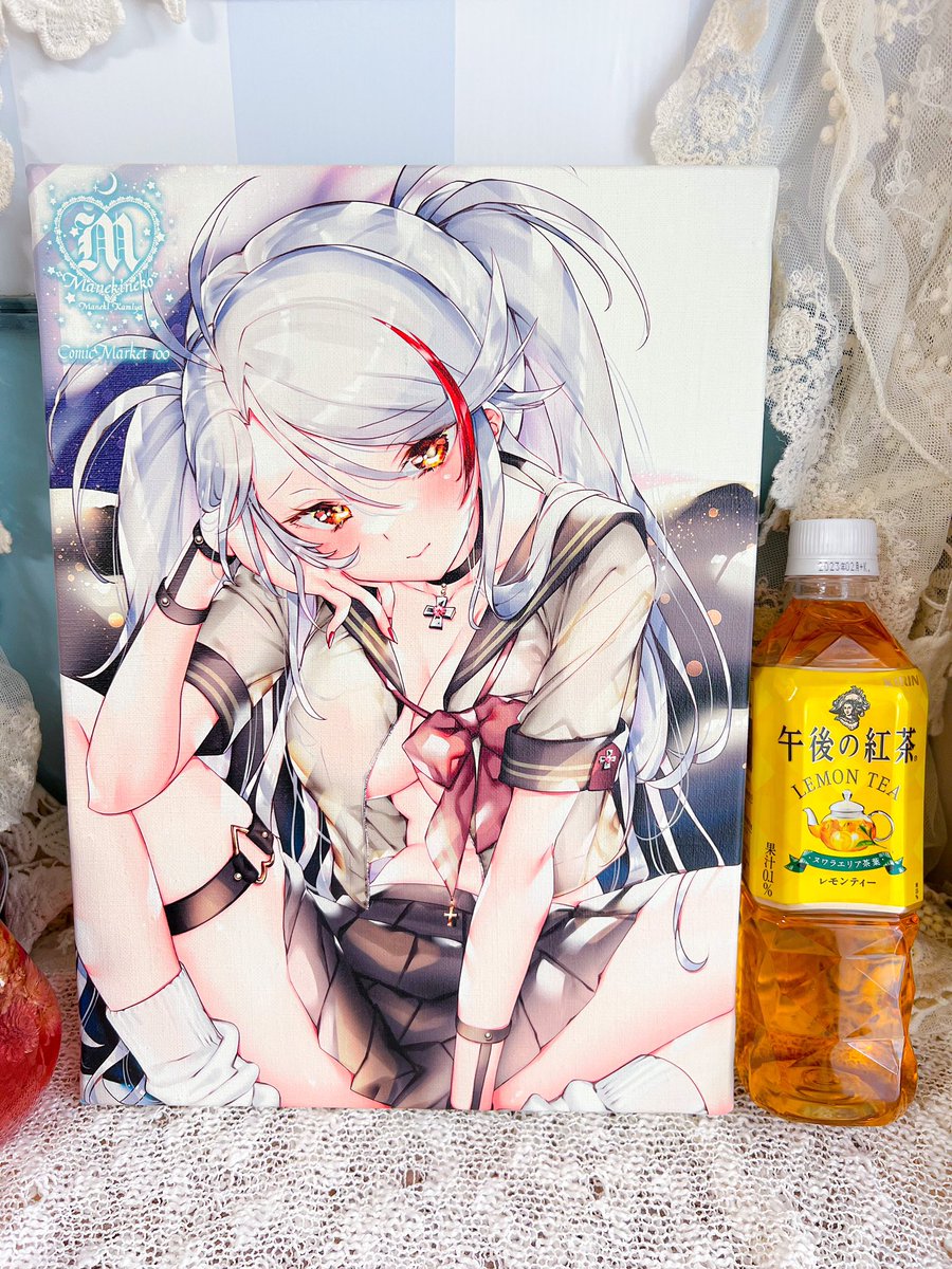セーラー服オイゲンのF4キャンバスアート届きました!
印刷とても綺麗😭✨全体的な色使いが少し大人っぽくてイイです👍
ちゃんとコミックマーケット100の文字も☺️
最後は大きさ比較に500mlのペットボトルと撮りました〜
#C100 