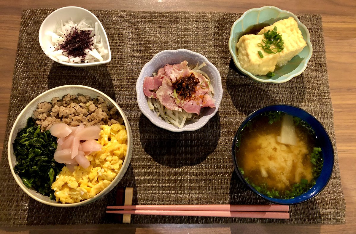 今日の 三色丼＆岩下の新生姜乗せ 揚げ出し豆腐 豚タン塩もやし食べラー和え 長芋ゆかり 大根とお豆腐のお味噌汁 今日もなんとなくご飯作れて ε-(´∀｀;)ﾎｯ