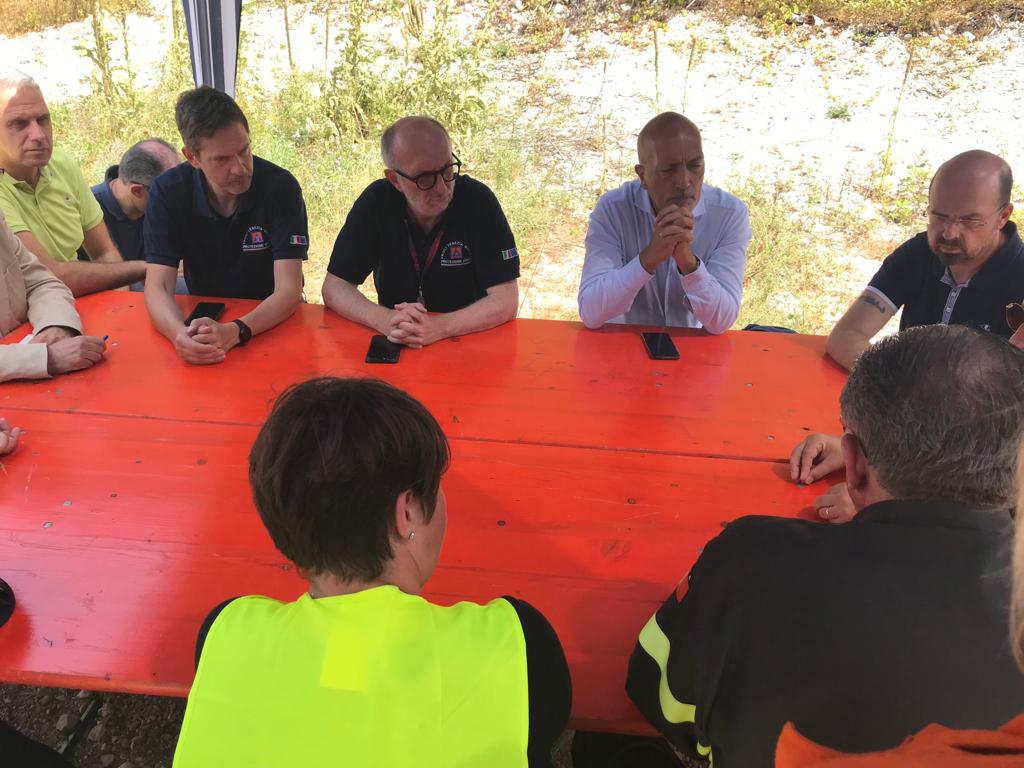 Riccardi_FVG's tweet photo. 🔥⚠️🚧 #ValResia, ecco le immagini di poche ora fa, dal vertice sul cantiere della viabilità alternativa, che sarà completata venerdì sera per permettere il transito ai residenti che comunque continueranno a essere scortati per garantire l'assistenza primaria. (1/2) https://t.co/rc3pa9LO1B