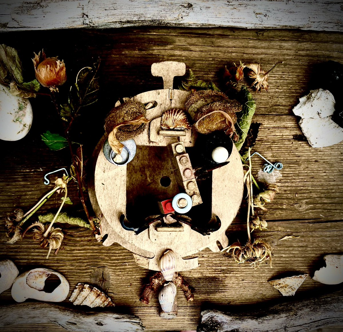 BadgerJellyfish's tweet photo. All that is left 
🦡🐙🎨🌱🖤🤍🐚🔩🌰🪵
#badgerjellyfish #allthatisleft

#theoutback #leftoverart #junkart 
#seed #charcoal #chalk #pebbles #seashells #rustynails #hazel #hazelnut #driftwood #lego #love https://t.co/RcPonHguxm