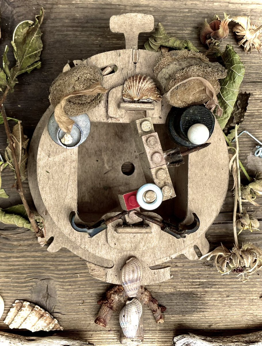 BadgerJellyfish's tweet photo. All that is left 
🦡🐙🎨🌱🖤🤍🐚🔩🌰🪵
#badgerjellyfish #allthatisleft

#theoutback #leftoverart #junkart 
#seed #charcoal #chalk #pebbles #seashells #rustynails #hazel #hazelnut #driftwood #lego #love https://t.co/RcPonHguxm