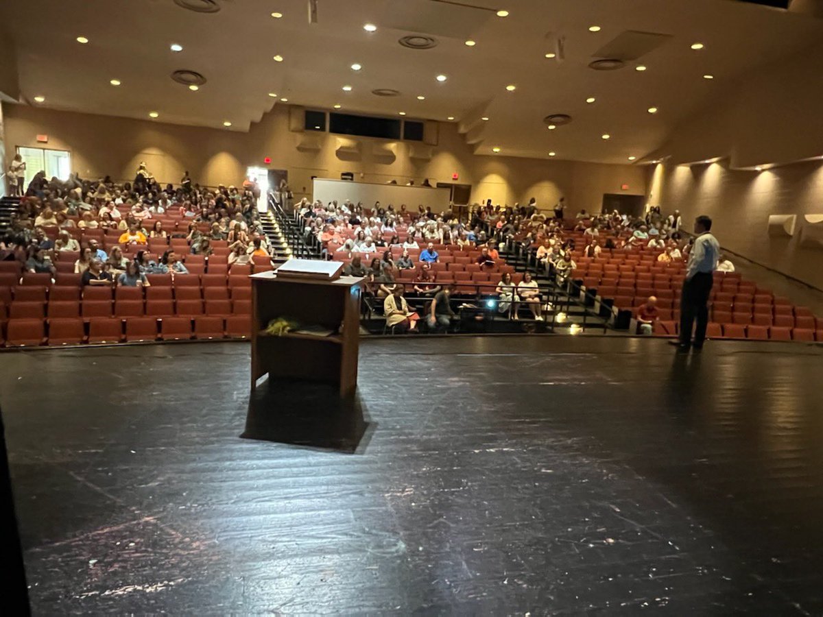 We are kicking off our district-wide Tech Academy this morning at Science Hill! Over 300 JCS educators will spend the day learning best practices with all of our technology tools! Follow along! 

#JCSTechDay #JCSTechLeads