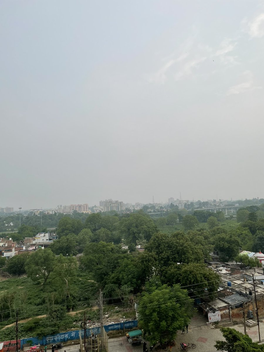 SamreenAbbasi10's tweet photo. It’s raining 🌧
Am I blind or you @zomato @zomatocare 
Charge when it’s actually raining.
Not when it isn’t! https://t.co/yfduRv7L6q