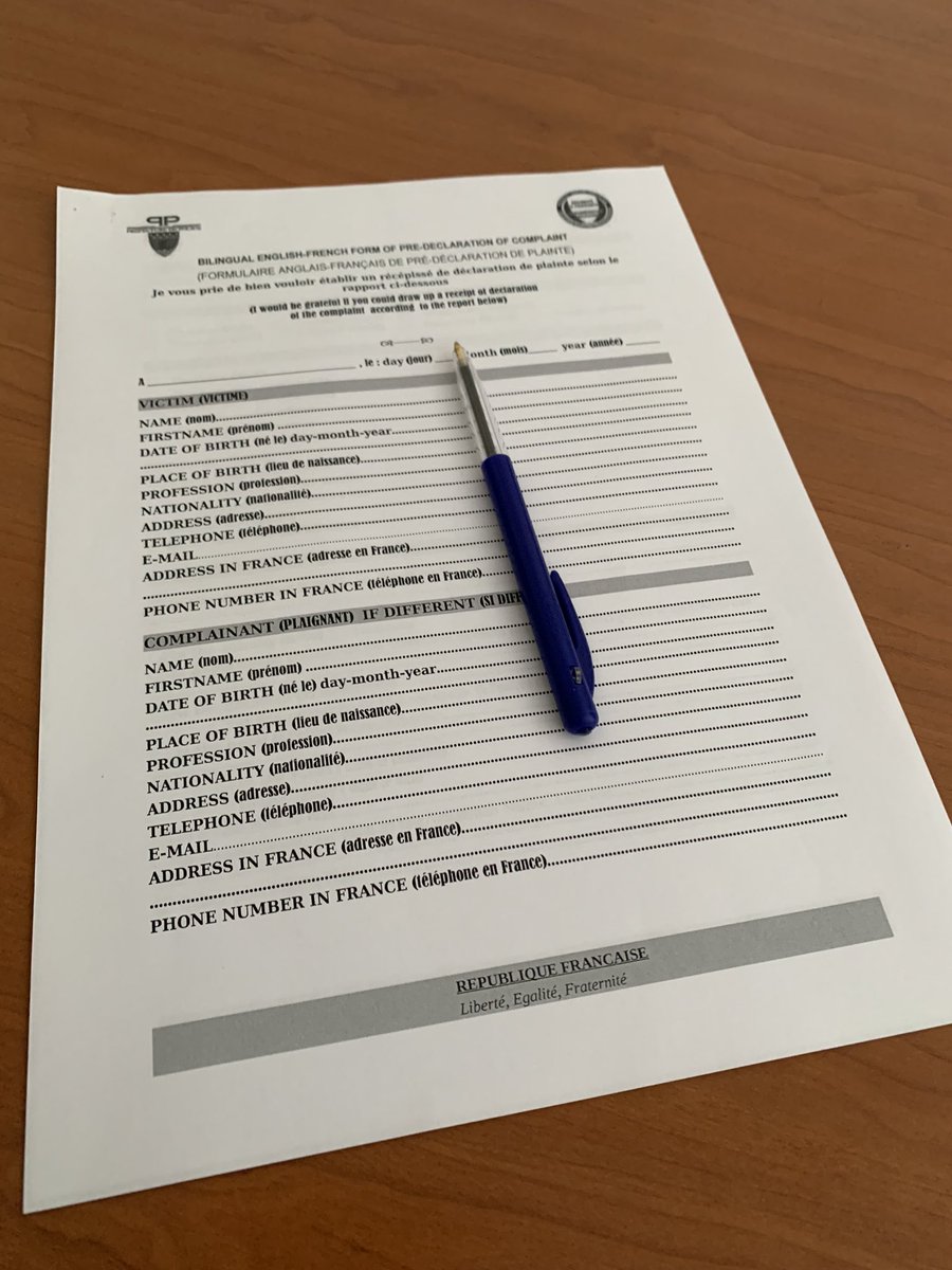 Kunne godt tenkt meg en kaffeautomat her på politistasjonen i Meaux. Nå har jeg vært her i snart 2 timer, sovnet i ventestolen, og ingenting skjer #france #byråkrati