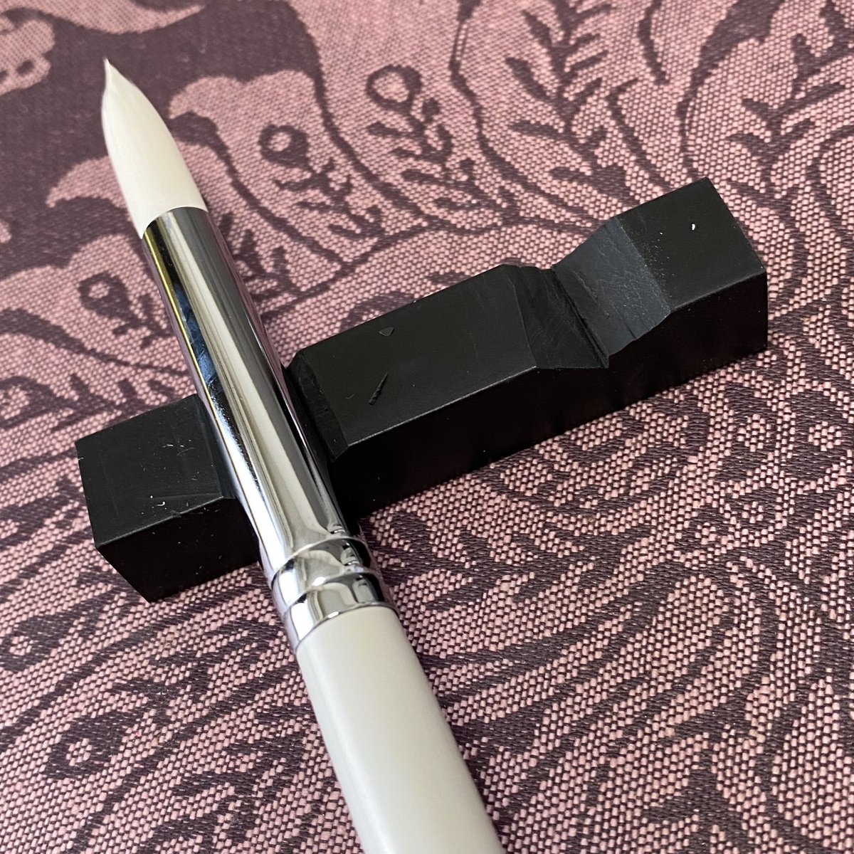 sau_writer's tweet photo. 丁度いいのがないので、
筆置きを消しゴムで作っちゃいました👍
ゴムで安心、
ガラスペン置きにも使いたい
☝️オススメです

#筆置き　#消しゴム
#便利なアイデア　#絵の具の筆　#ガラスペン置き https://t.co/VZjxTvmn1F