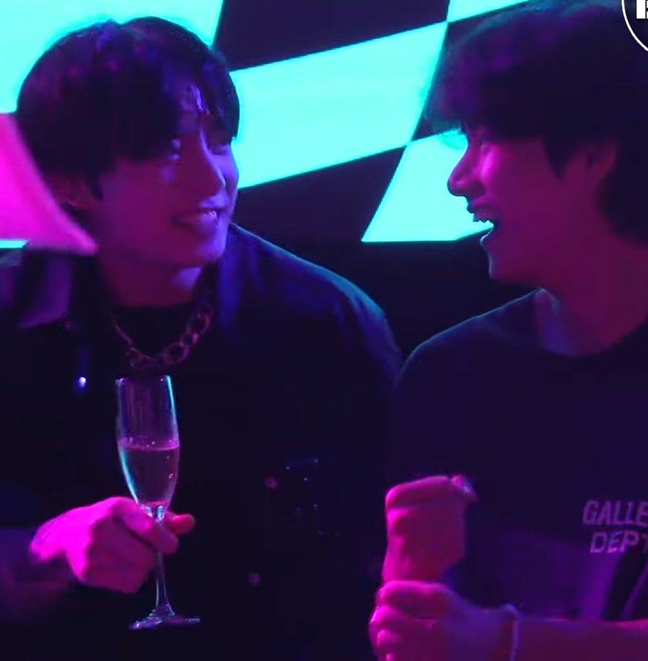 _nutae_'s tweet photo. "ตราบใดที่ผมอยู่กับพี่วี ผมมีความสุขเสมอไม่ว่าจะไปที่ไหนครับ" 
#kookv #taekook https://t.co/VRqNFl1Z9d