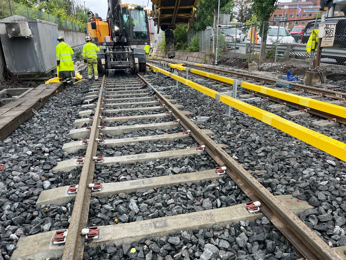 27.juli avsluttet vi årets arbeider mellom Blindern og Ullevål. 15000 arbeidstimer, 4000 tonn ny ballast, 5 kilometer kabler. Nye sviller og skinner og seks nye sporveksler. Avstanden mellom tog og plattformkant på Holstein og Ullevål stadion er utbedret. Takk for tålmodigheten!