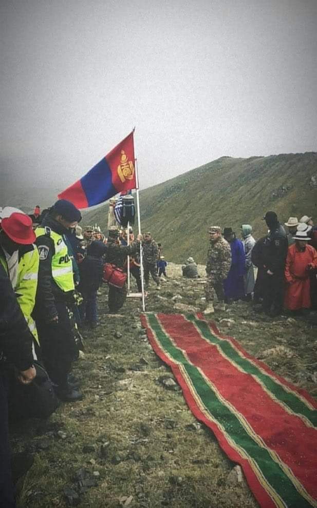 Уулан дээр хүртэл улаан хивс дэвсэх юм уу