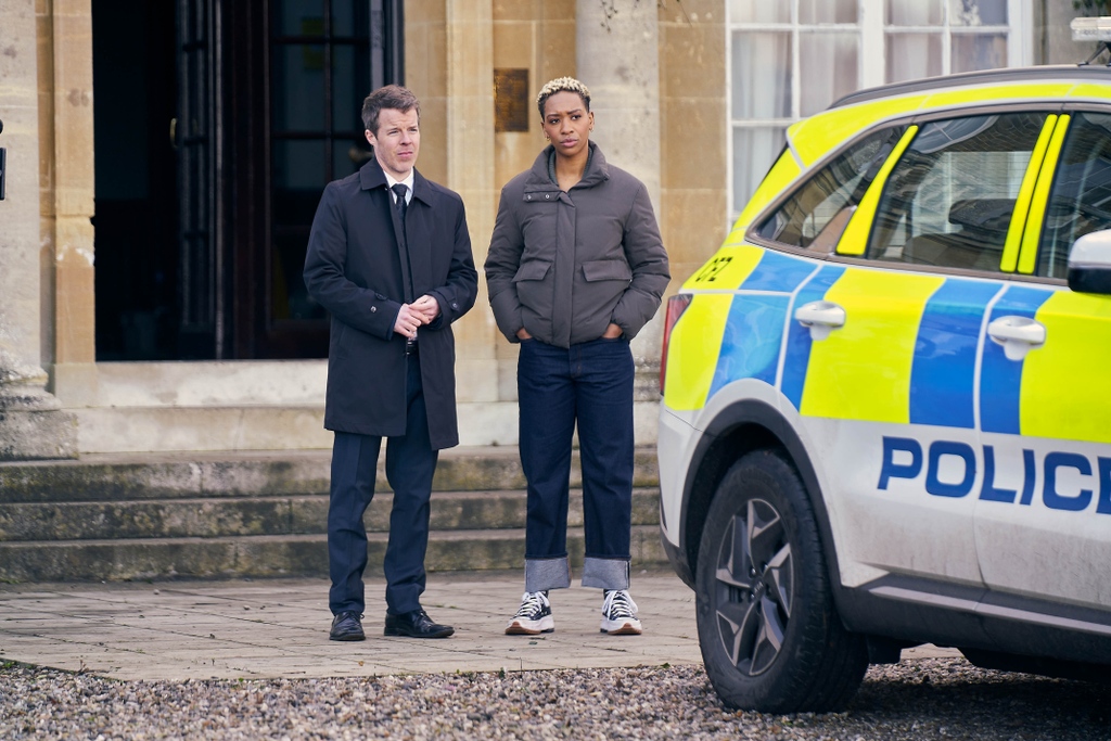 KN_Detectives's tweet image. Jack en Nikki onderzoeken de dood van een gevangene. De celgenoot van het slachtoffer was verantwoordelijk voor de schietpartij waar Nikki tien jaar geleden getuige van was. 🕵️‍♂️

🔍 KRO-NCRV Crime: #silentwitness (S24), vrijdag 29 juli om 20.35 uur bij @KroNcrv op @NPO1.