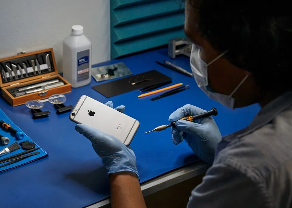 #iPhone service you can count on. Our #Apple-certified technicians use Apple-genuine parts, so you know you're always getting your device back working the way you expect.

bit.ly/3nJ8j4x