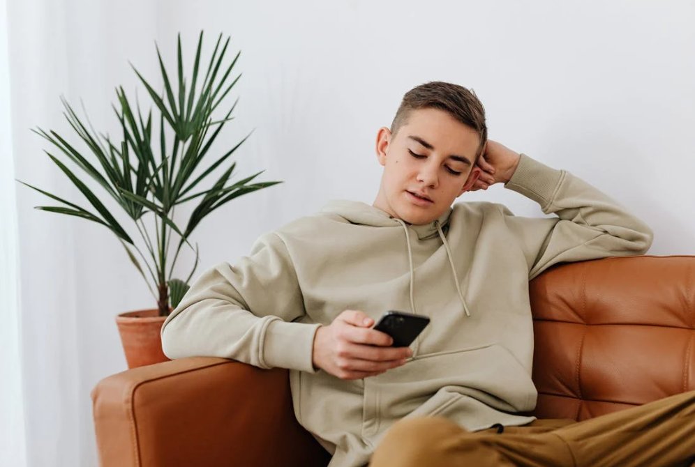 How much time does ur #teen spend online? Understanding the effect of excess screen time &amp; #mentalheath -- helps #parents teach kids digital balance. Click on link for 3 tips: (Thx <a href="/cybercivics/">Cyber Civics</a> for #edu #vid) #parenting #tech 
 helpyourteens.com/how-cell-phone…