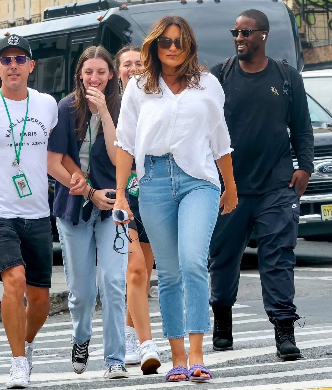 Mariska Hargitay Italia 🇮🇹 on X: "@Mariska how can I become one of your  assistants?...😅😍 I don't even want to be paid...I just want to be happy  like these people with you!💖😊🙏 #