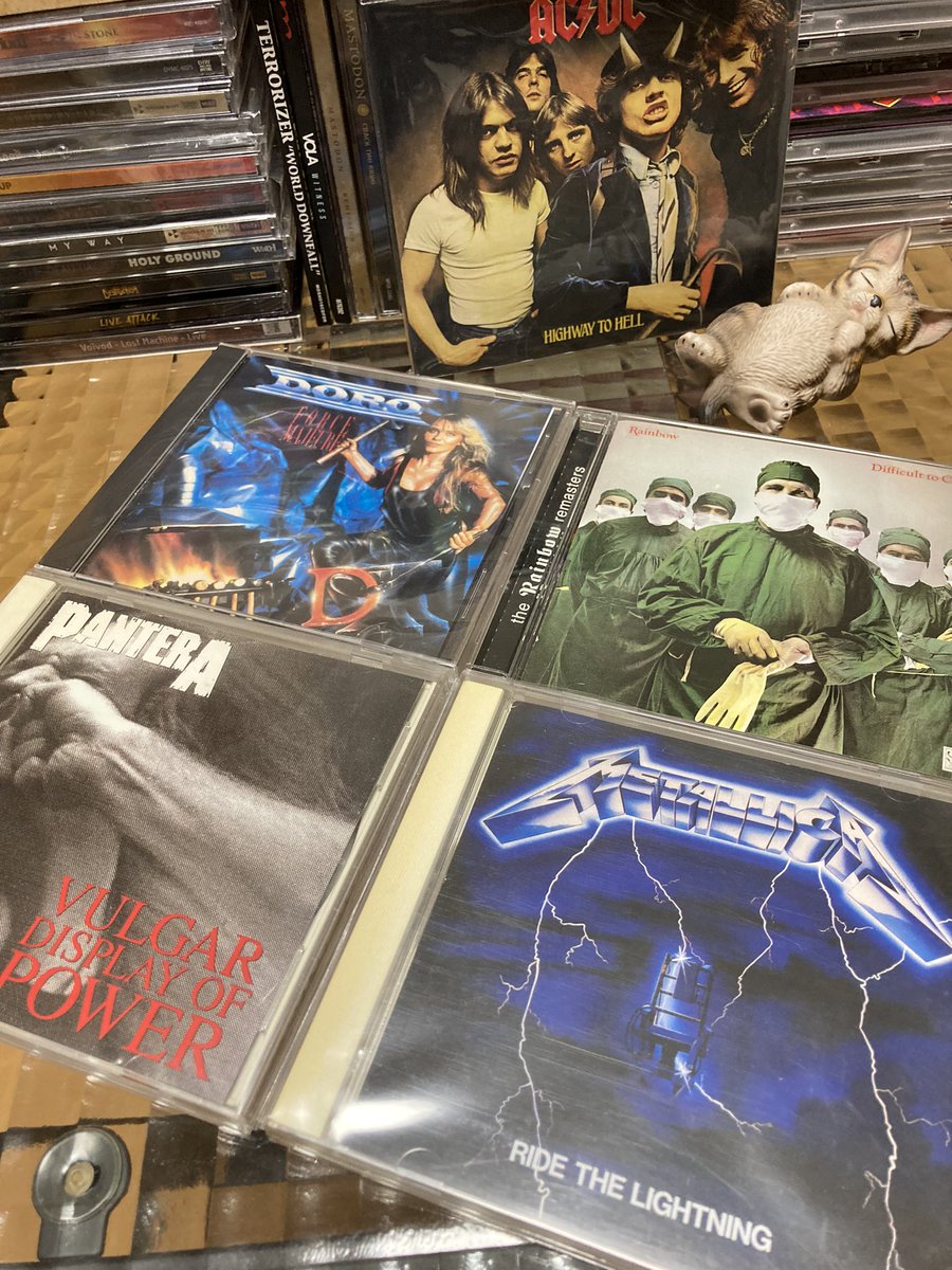 I listened to these CDs on July 27th, 2022.

Force Majeure / Doro🇩🇪
Difficult to Cure / Rainbow🌈
#BobbyRondinelli
Vulgar Display of Power / Pantera🇺🇸
#RexBrown
Ride the Lightning / Metallica🇺🇸

and more…

'Parupunte' always forgets his mistake.
In a way, I'm jealous of him.