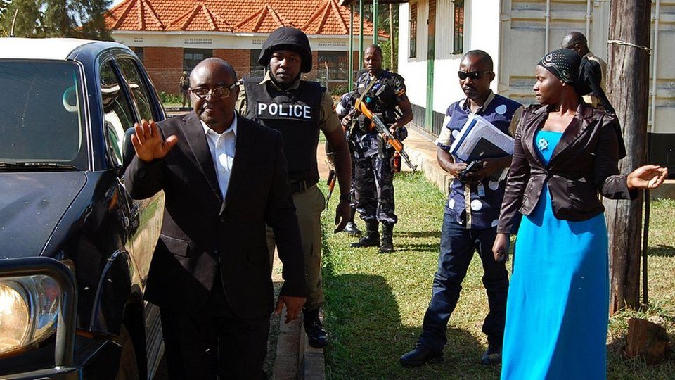 Kino kidiridde kkooti ewozesa bakali ntalo okwongezaayo okuwulira omusango gw’obutujju oguvunaanibwa Omusinga. Mumbere avunaanibwa emisango 41 nga yakwatibwa nga 27/ 11/ 2016 n’abakuumibe 203 nga kyaddirira akavuyo omwafiira abantu abali eyo mu 1000. #BBSAgeesigika #BBSGambuuze