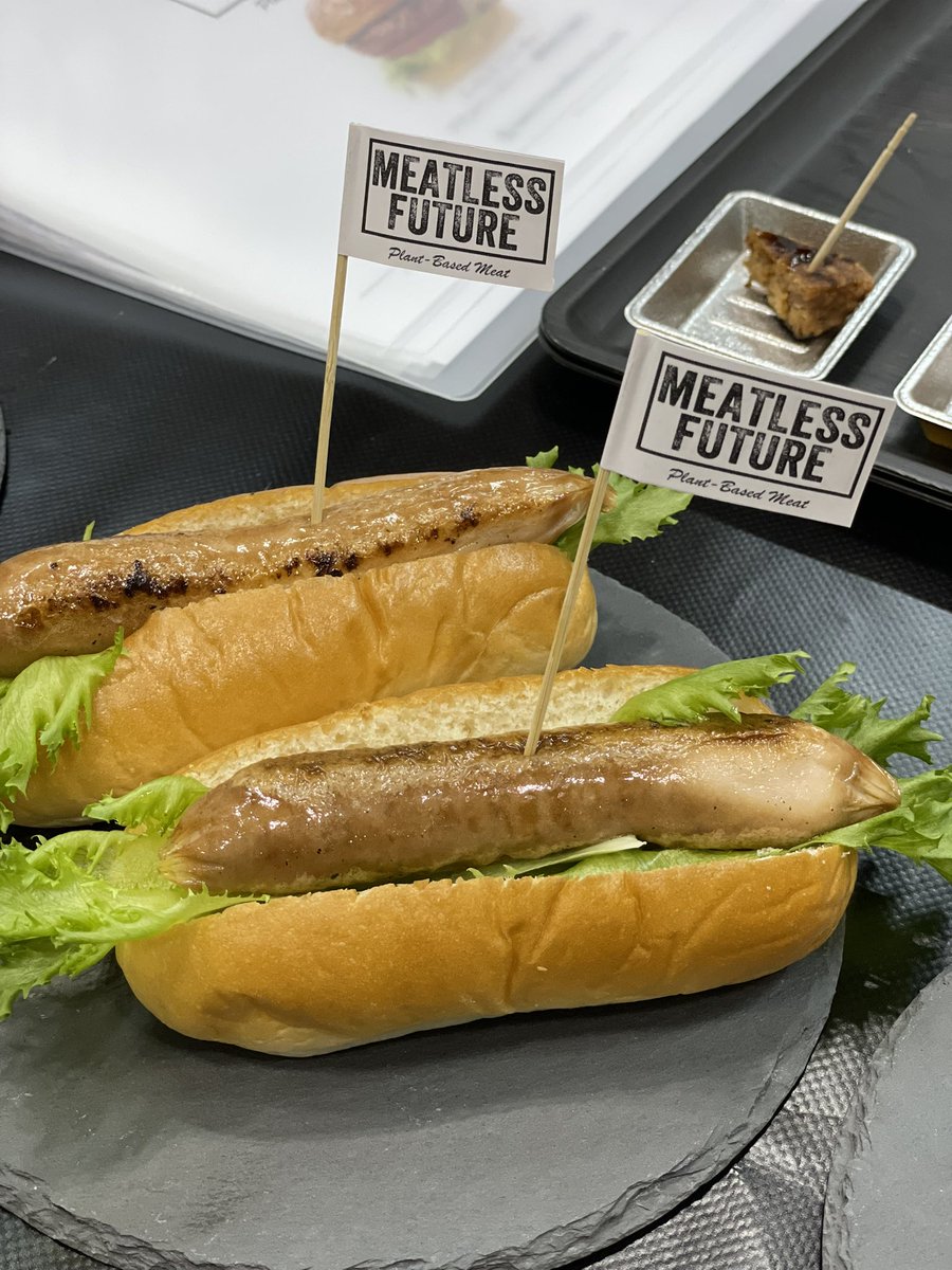 meatless_future's tweet photo. 本日より3日間、東京ビックサイトで　#ミートレスフューチャー の商品をご紹介させて頂いております🍔
今回初披露の #プラントベース の #ソーセージ、 #ギョウザ、そしてプラントベース #バーガーの #パティ をご試食頂いております！是非ブースにお立ち寄りください！
#カフェレスジャパン2022 https://t.co/5sGMaqp1YV