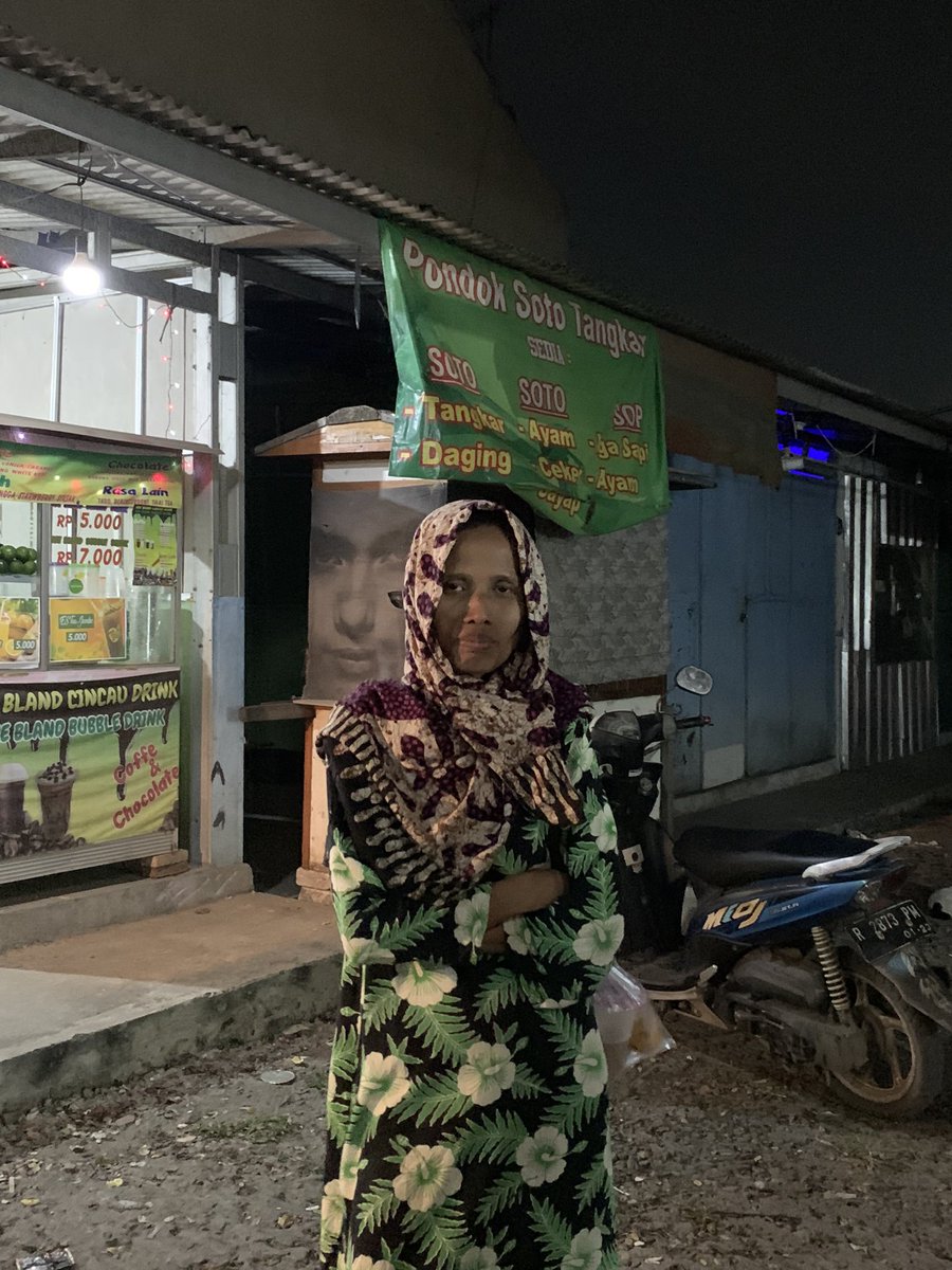 txtdarickr's tweet photo. gaissss bantu retweet ya,deket rumah mimin ada ibuibu yang ditinggal sengaja sama suaminya,dompet beliau dibawa suaminya yang tau keluarganya bisa dm mimim,retweet an kalian berharga buat beliau🤩🫶🏻 @txtdrbekasi @txtdrcibitung https://t.co/B1T0tCWhw4