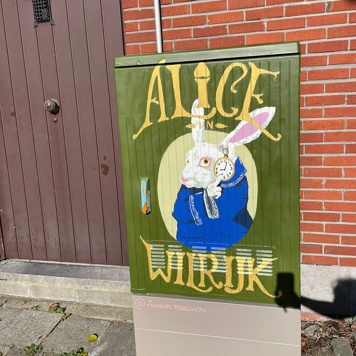 DistrictWilrijk's tweet photo. De street artists van #TourElentrik zijn weer in #Wilrijk neergestreken! 🤩🤩🤩
Dit keer staken ze in de wijk #Valaar 20 nutskasten in een kleurrijk jasje! 🖌
#Wilstagram #Antwerpen #streetart #graffiti
📸 @Treedotpack https://t.co/Zy6kn84xvF