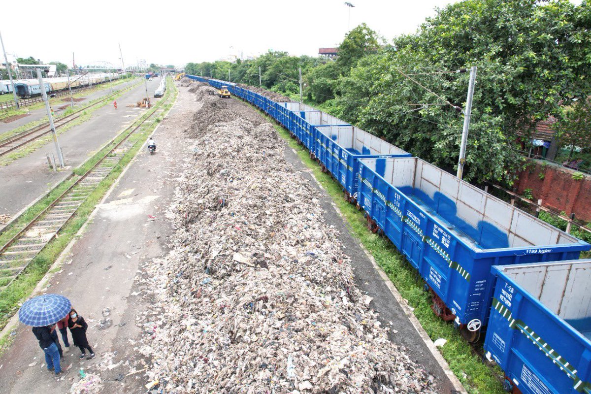 RailMinIndia's tweet photo. Supporting Sustainable Environment Initiatives!

Sealdah Div. loaded first ever (3500 MT) recyclable plastic waste from Chitpur Yard,WB to Rajgangpur, Odisha.
Transporting this recyclable plastic waste by Railways will ensure bulk movement with lowest possible carbon footprint. https://t.co/HMdAW50njc