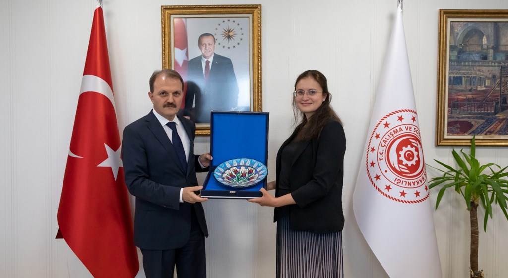 Dış İlişkiler ve Avrupa Birliği Genel Müdürlüğü (@csgb_digm) on Twitter photo Bakan Yardımcımız Dr. Adnan Ertem, Moldova Çalışma ve Sosyal Koruma Bakanlığı Müsteşarı Felicia Bechtoldt’u makamında ağırladı.
Haberi için 👇👇;
bit.ly/3zdXFs0
<a href="/csgbakanligi/">T.C. Çalışma ve Sosyal Güvenlik Bakanlığı</a> <a href="/vedatbilgn/">Vedat Bilgin</a> <a href="/evkaf/">Adnan Ertem</a> Bakan Yardımcımız Dr. Adnan Ertem, Moldova Çalışma ve Sosyal Koruma Bakanlığı Müsteşarı Felicia Bechtoldt’u makamında ağırladı.
Haberi için 👇👇;
bit.ly/3zdXFs0
<a href="/csgbakanligi/">T.C. Çalışma ve Sosyal Güvenlik Bakanlığı</a> <a href="/vedatbilgn/">Vedat Bilgin</a> <a href="/evkaf/">Adnan Ertem</a>