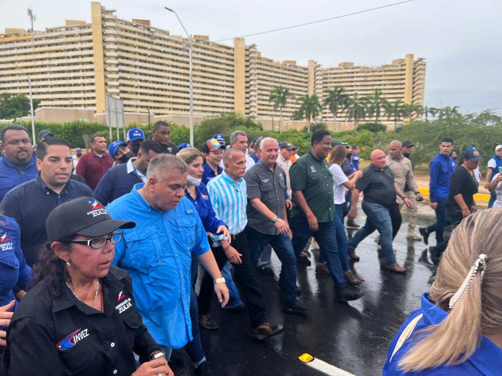 cheolagunillas's tweet photo. Acompañamos a nuestro gobernador Manuel Rosales en la reinauguración del Corredor Vial de la Av. El Milagro.

El cambio y la esperanza llegaron al Zulia.

@manuelrosalesg @gobdelzuliave
@Ciudad_Ojeda

#maracaibo #lagunillas #zulia #elmilagro #reinauguracion #DichoyHecho https://t.co/Me5frnK3r1