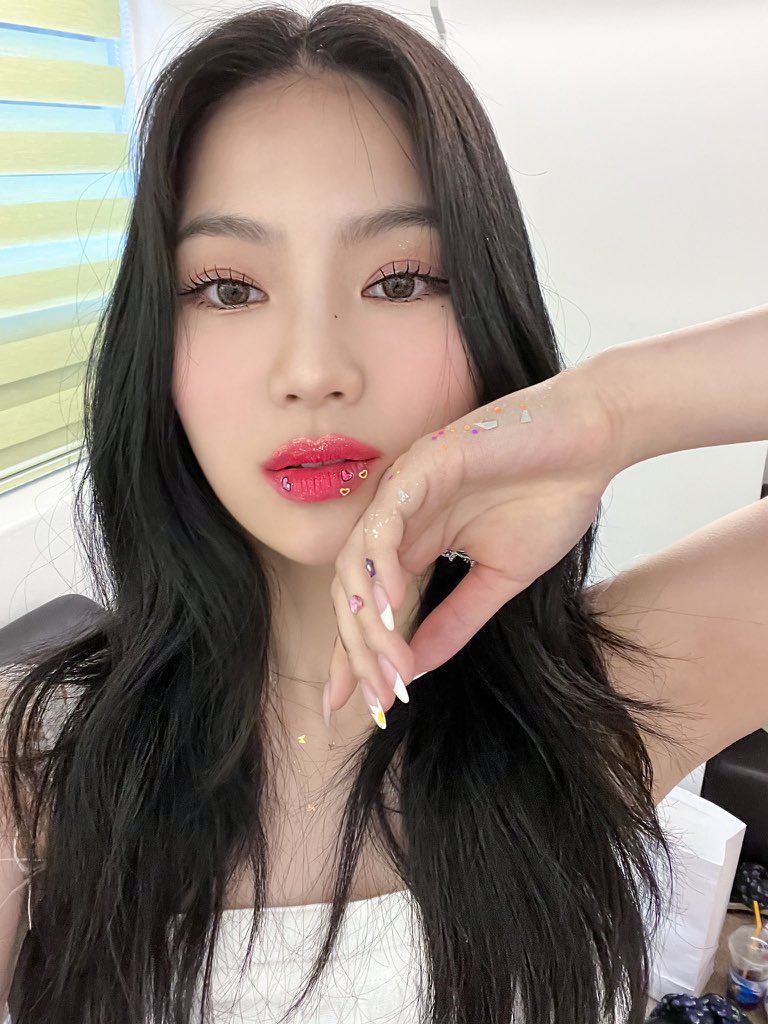 leeipsa's tweet image. “𝘓’𝘢𝘮𝘰𝘶𝘳 𝘦𝘴𝘵 𝘭𝘢 𝘱𝘰é𝘴𝘪𝘦 𝘥𝘦𝘴 𝘴𝘦𝘯𝘴.”

𝓛oving gaze lasted for eternity, the angel wreathed around with pure white as the glimmers sprinkled on her dainty fingers. Sweet cherry lips dusted with glitters and sugar; hair swayed like the ethereal princess she is.