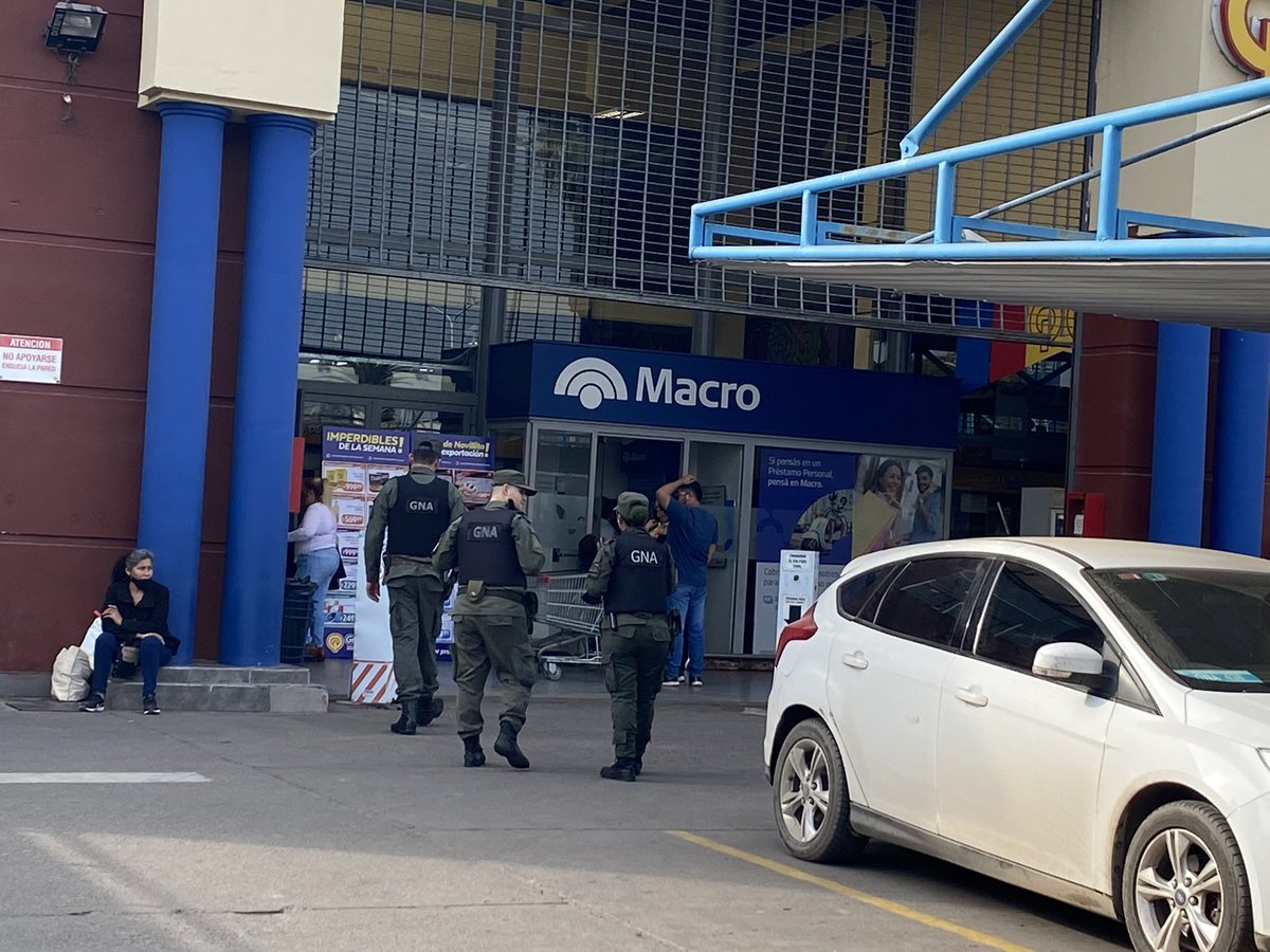 Josecitors's tweet photo. [AHORA] despliegan un operativo de seguridad con fuerzas locales y nacionales en supermercados y zonas comerciales 

👉🏼 desde el @MinSegTuc desmienten saqueos. Por ahora solo rumores 

👉🏼 el operativo es por el anuncio de una jornada de protesta de organizaciones sociales https://t.co/MDaCWnfuy0